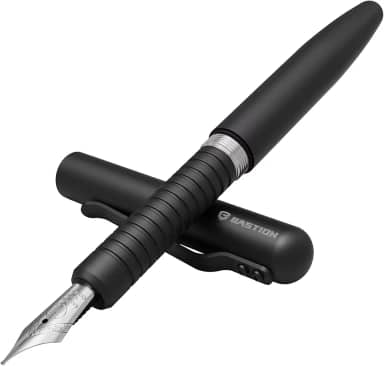 BASTION Caneta-tinteiro com estojo de presente, minimalista, luxuosa, com ponta fina, design resistente, agradável, colecionador, canetas recarregáveis, para homens e mulheres, escritório executivo profissional (aço inoxidável preto)