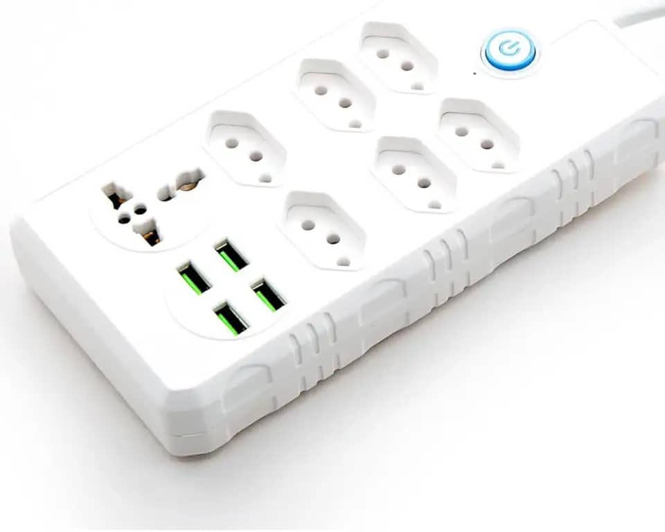 Régua de Energia/Extensão Elétrica com 6 Tomadas + 4 USB + 1 Tomada Universal | Cabo 1,9m | Bivolt 110–220V | Potência 2500W | Cor Branca