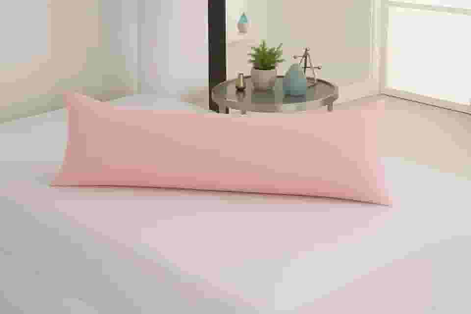 Travesseiro De Corpo Xuxinho Com Capa Micro Percal 200 Fios Enchimento 100% Silicone Tamanho Compacto, Elegância Para Quartos E Salas. (Rosa)