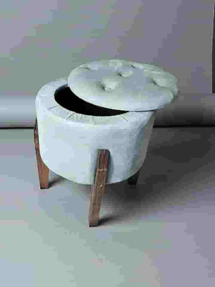Puff baú Redondo, Estofado em Tecido Verde Claro, Pés em Madeira, Design Moderno, pix