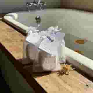 Shampoo Sólido Natural de Laranja Doce, Artesanal, Branco, com Manteiga de Karité e Óleo de Mamona, 70g, Livre de Sulfatos e Silicones