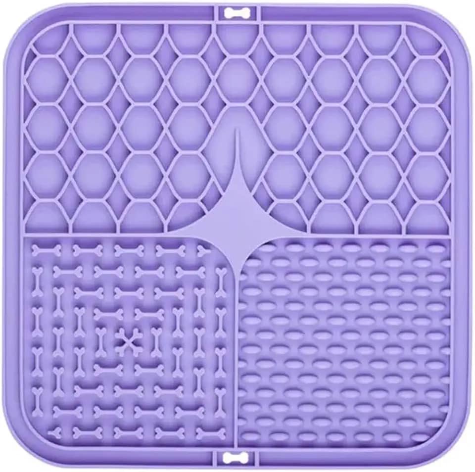 Tapete De Lamber Comedouro Para Cães E Gatos Educador Interativo Com Ventosas Alimentação PET Lenta Diminui Ansiedade Reduz Tédio Em Silicone 20x20cm Nas Cores Cinza E Lilás (LILÁS, único)
