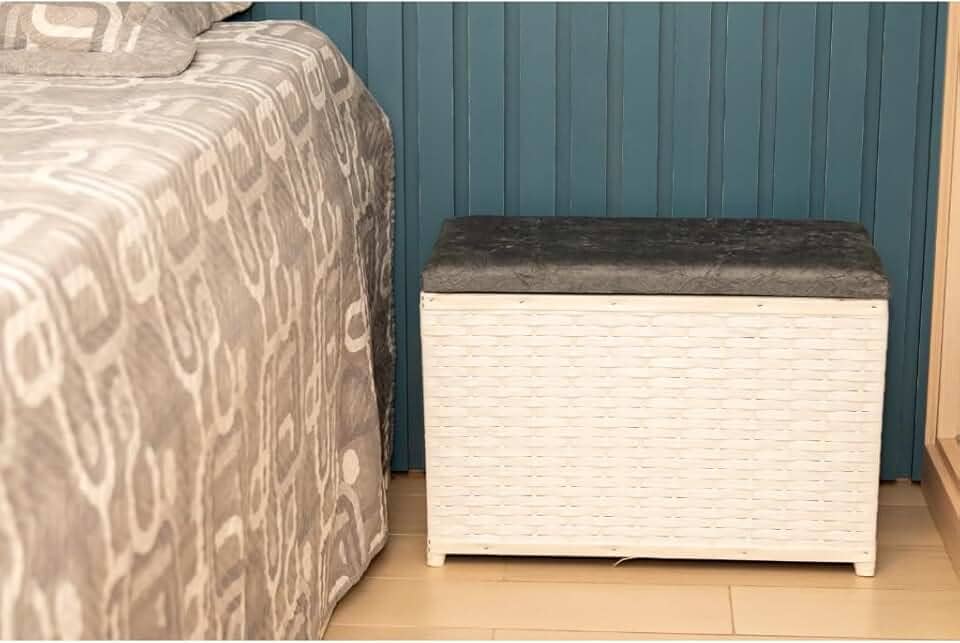 Puff Baú Organizador 80 Litros Assento Suede Fibra Sintética Quarto Decorativo(BRANCO/CINZA)