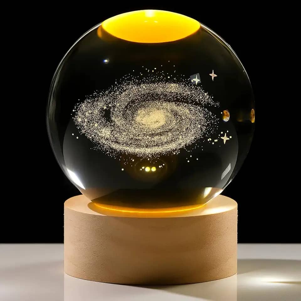 Luminária de Mesa LED Bola de Cristal 3D com Base de Madeira Design Astronômico Gravação a Laser Iluminação Suave USB, Ideal para Decoração de Quarto Escritório e Presente Criativo (GALÁXIA)