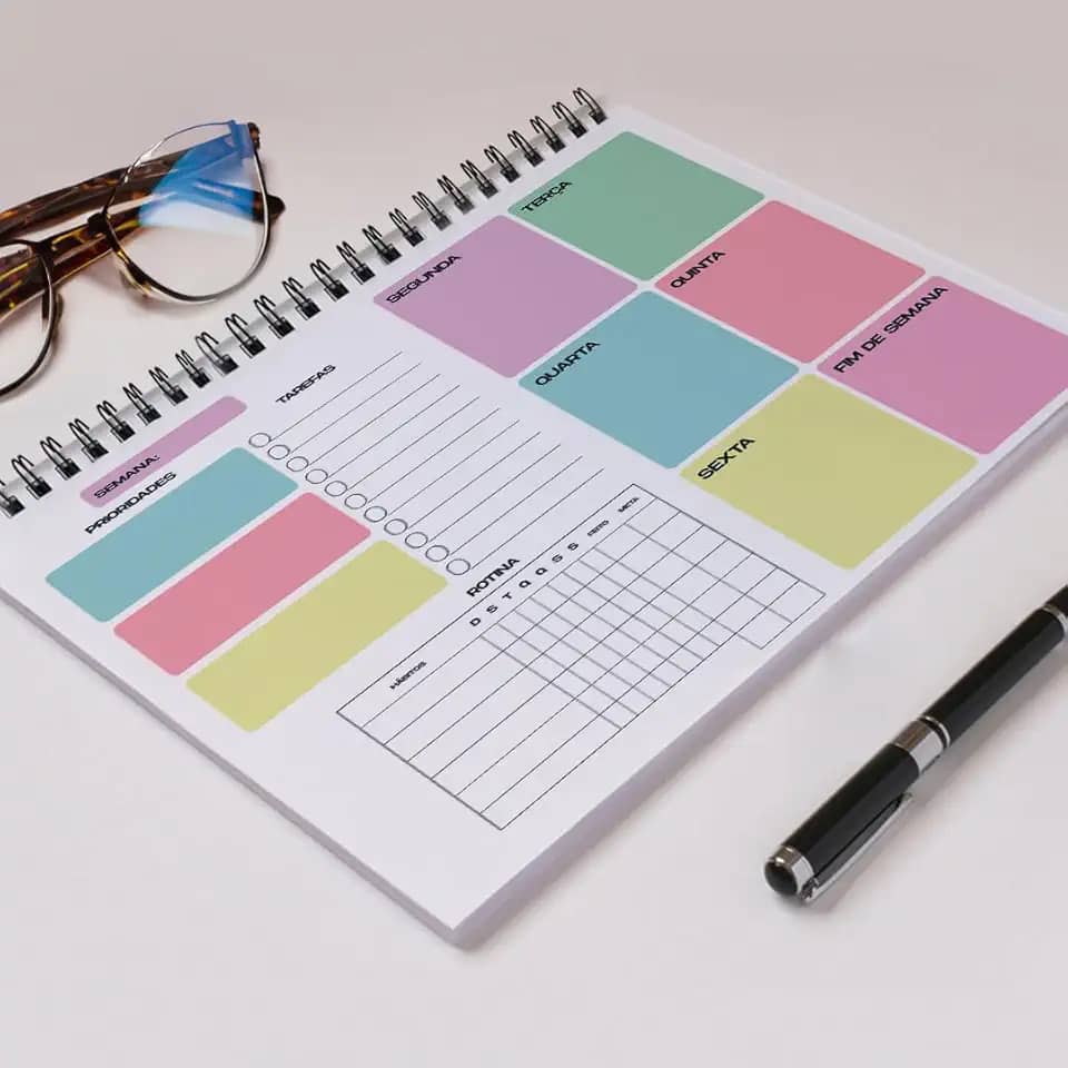 PLANNER SEMANAL PERMANENTE A4 (21x29,7cm) - 52 Folhas (1 Ano) - Bloco de Planejamento de Tarefas e Rotina com Espiral | Organizador de Produtividade Não Datado para Escritório, Estudos e Casa | Capa Transparente