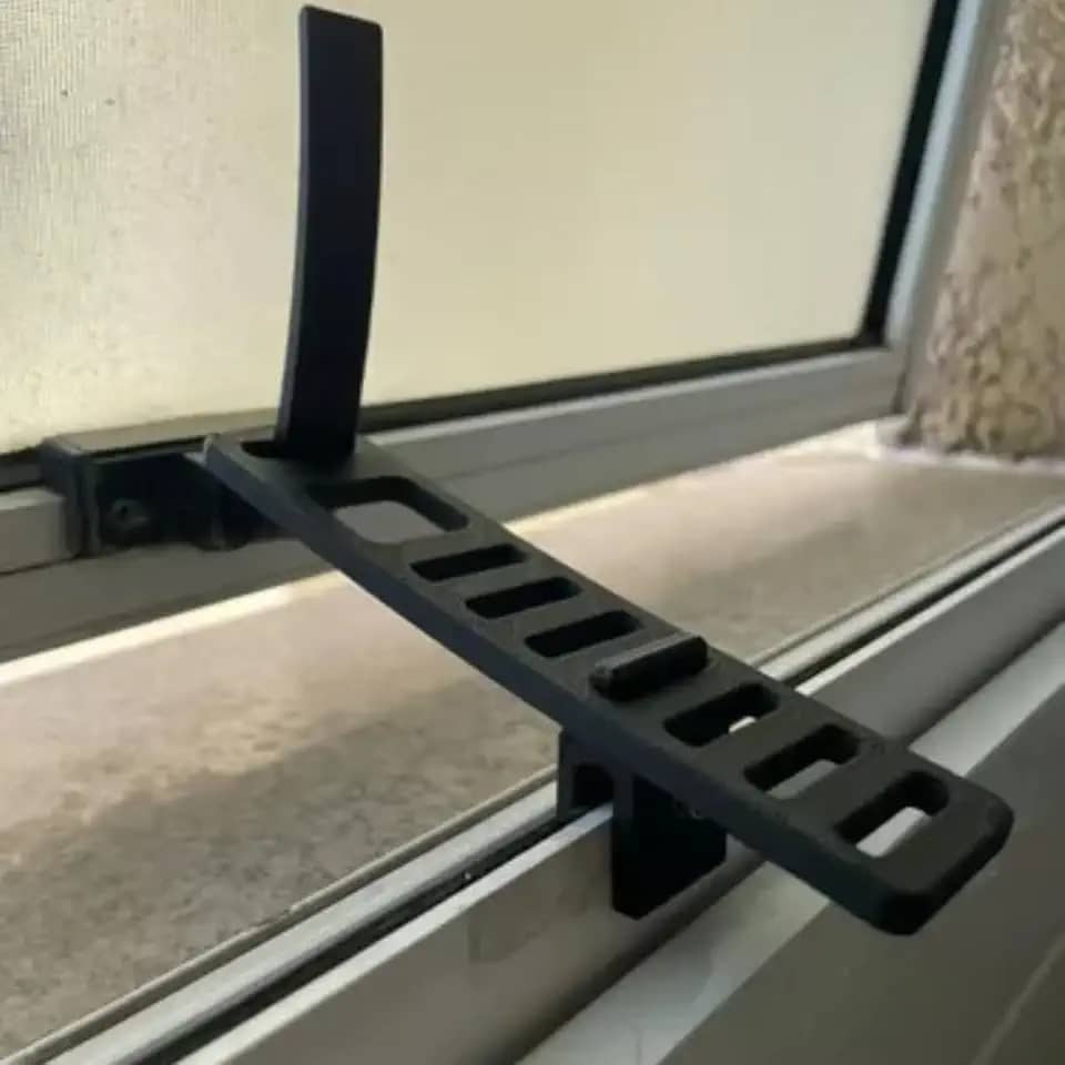 Kit 3 Travas Para Janela Basculante Ajustável Banheiro Com Regulagem Limitadora de Segurança Com Ajustes e Haste Reforçada