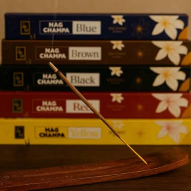 Kit 5 Incensos Nag Champa Massala Premium + Incensário – Yellow, Red, Blue, Black, Brown | Original da Índia | Aromaterapia, Relaxamento, Meditação, Ambientes Zen