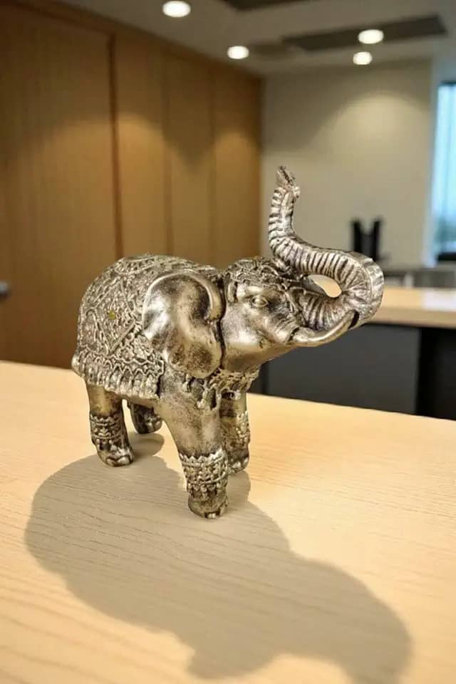 Elefante Indiano da Sorte Estatueta de Elefante Sabedoria de Resina Dourado Premium