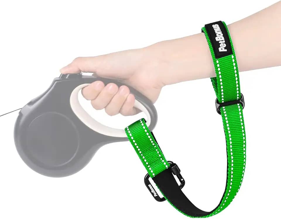 PetBonus Alça de pulso para coleira de cachorro, alça de segurança para guia retrátil, coleira curta refletiva para passear com alça acolchoada ajustável e macia, segurança de camada extra para
