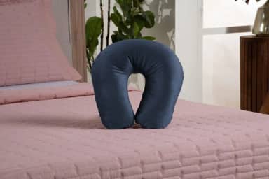 Travesseiro De Pescoço Para Viagens Feito Em Tecido Suede Com Zíper e Enchimento 100% Fibra Siliconada, Confortável, Extra Macio e Durável (Azul Marinho)