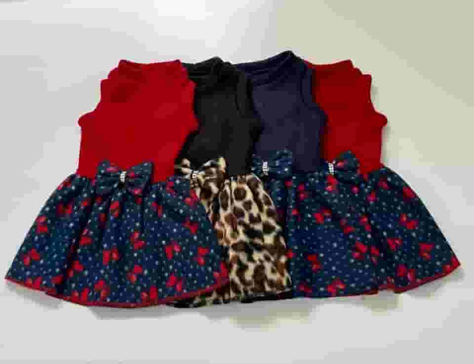 Vestido de Soft para Pet com Laço e Strass - Confortável, Estiloso e Prático - Tamanhos PP, P, M, G e GG - Ideal para Passeios e Ocasiões Especiais (M)