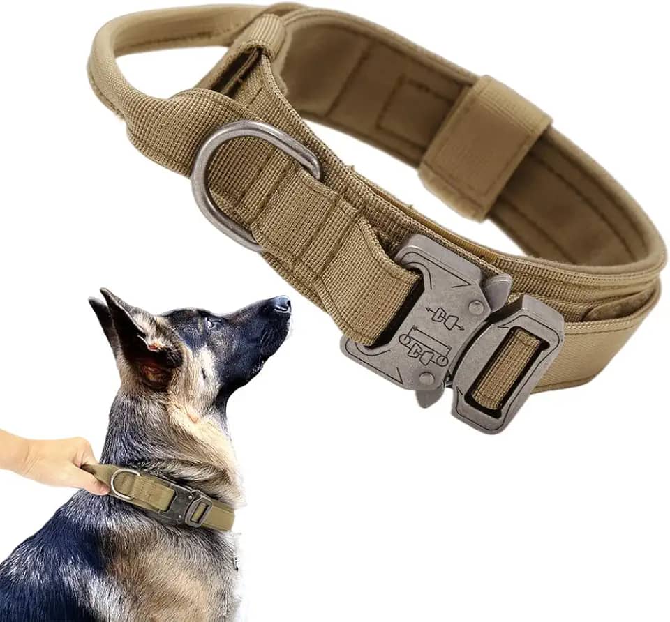 Xqpetlihai Coleira tática para cães de nylon militar ajustável com alça de controle e fivela de metal resistente para cães médios e grandes (marrom, M)