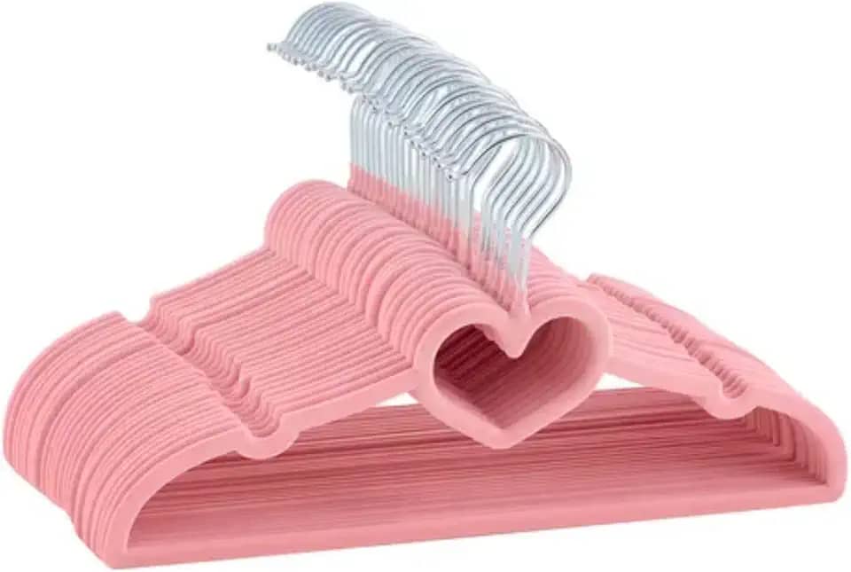 Kit 20 Cabide Infantil Coração de Veludo Antideslizante Slim Ultrafino Moderno Reforçado para Roupa de Bebe e Criança