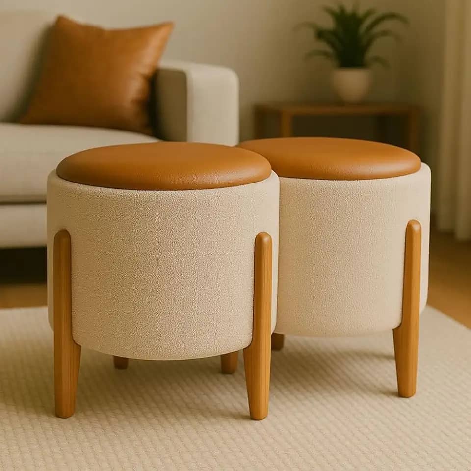 Kit 2 Puff Banquetas Redondo Banco Pufe Assento Macio em Courino Tecido Boucle Decorativo para Sala Escritório Apartamento Soft Lux com Pés em Madeira (Areia/Caramelo)