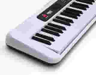 Teclado Kobe Arranjador Estudante KB-150 Branco 61 Teclas Com Fonte