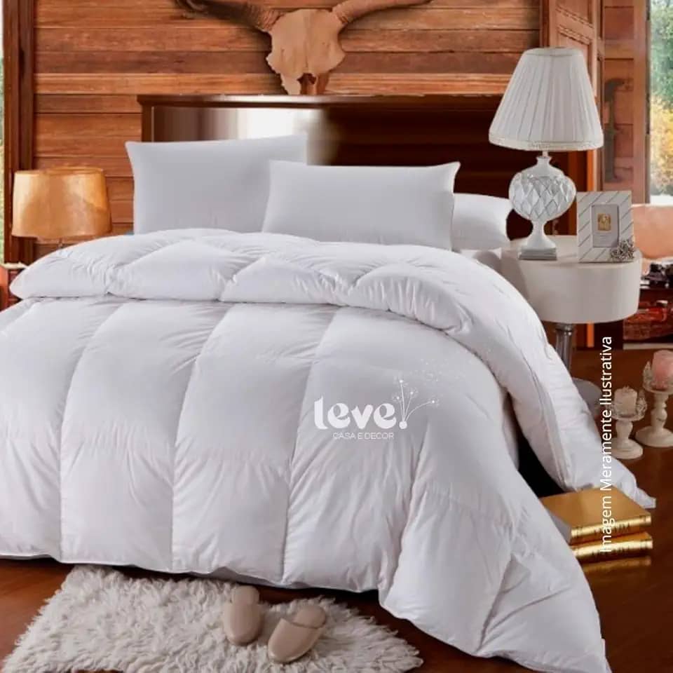 Edredom Casal Matelassado Dupla Face Branco 2,20 x 2,40m com Toque de Plumas e enchimento de fibra de silicone. Tecido aveludado.