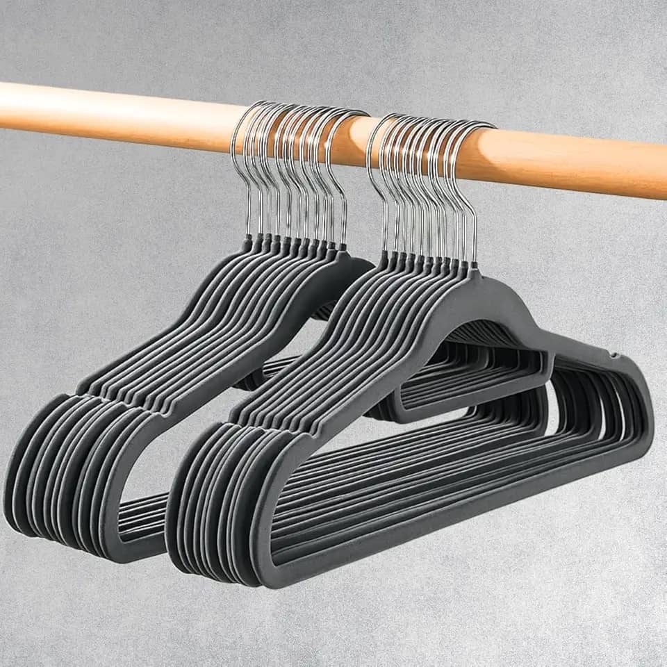 Cabide de Veludo Slim Adulto Cinza para Roupas, Kit com 20 Unidades, 42 cm x 22,5 cm, Ultrafino Antideslizante para Roupas Delicadas e Organização de Closet