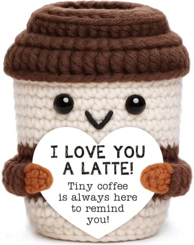 OCCdesign Xícara de café de crochê feita à mão – I Love You a Latte, presente engraçado para amantes de café, colega de trabalho e dia do chefe, Papai Noel secreto, estoque de meias, decoração de