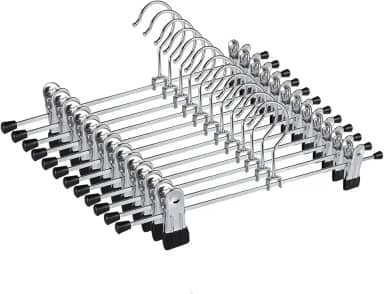 Kit 12 Cabides de Metal com Presilhas Ajustáveis Antiferrugem – Gancho Giratório 360°, Revestimento Emborrachado, Ideal para Roupas Delicadas, Calças e Saias