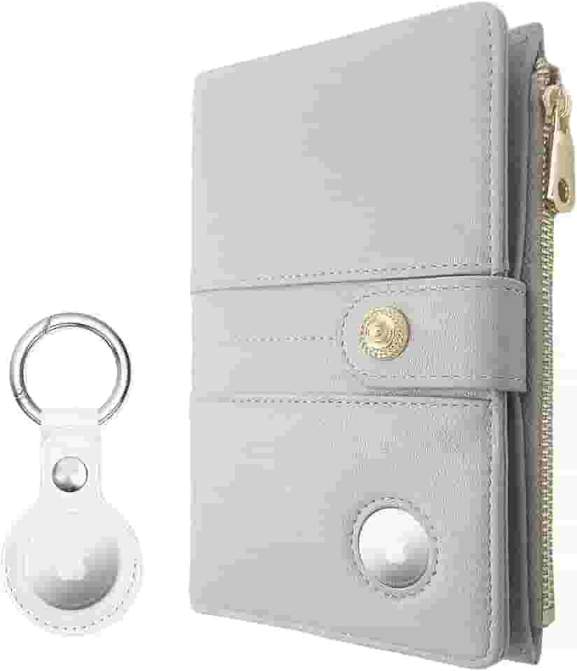 Porta-passaporte feminino AirTag, carteira de passaporte com bloqueio de RFID com suporte para etiqueta de ar, compartimentos para cartão de crédito com zíper e chaveiro com etiqueta de ar