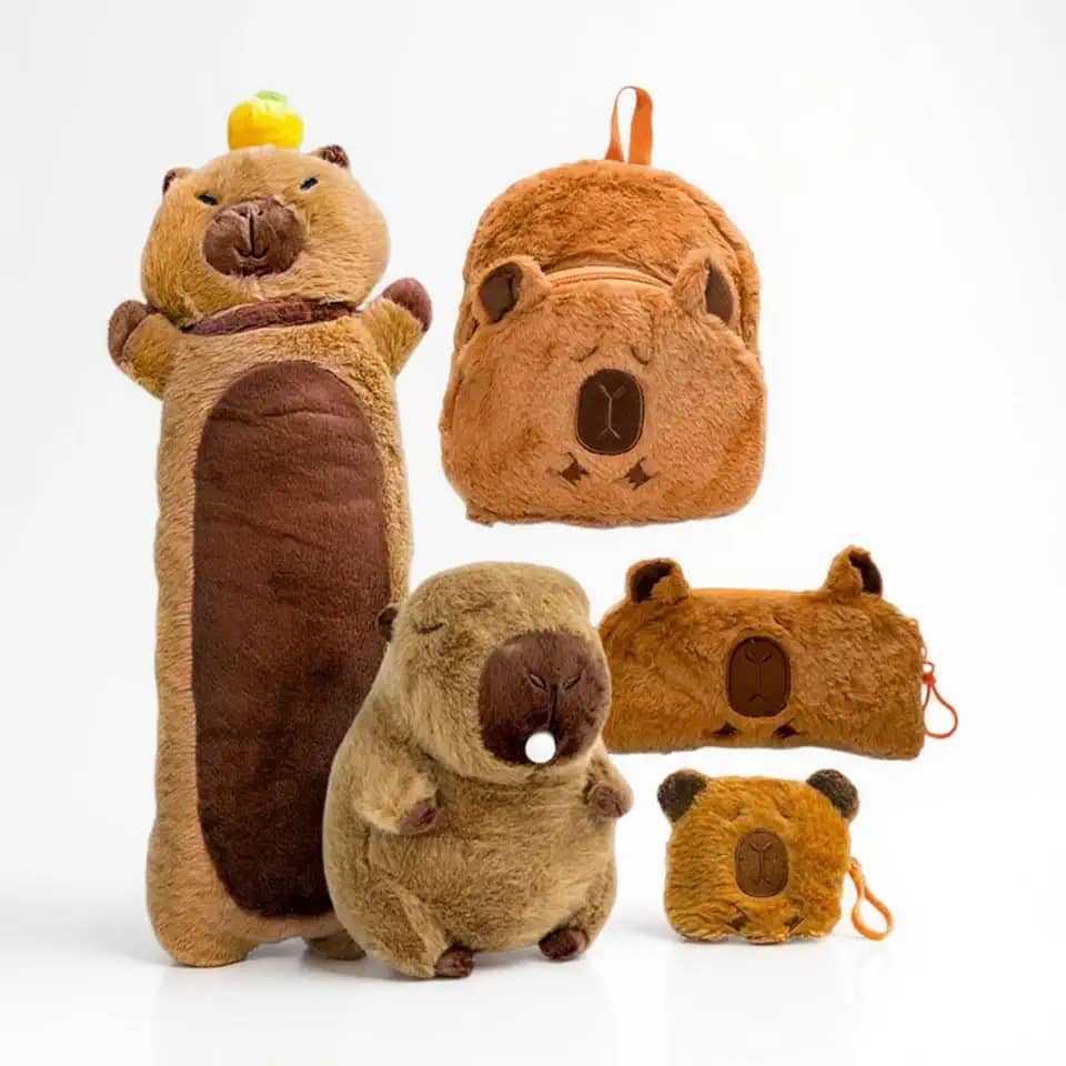 Kit Capivara com 5 Itens da Marca Polibrinq - Capivara de Pelúcia + Almofada + Mochila + Estojo + Porta-Objetos