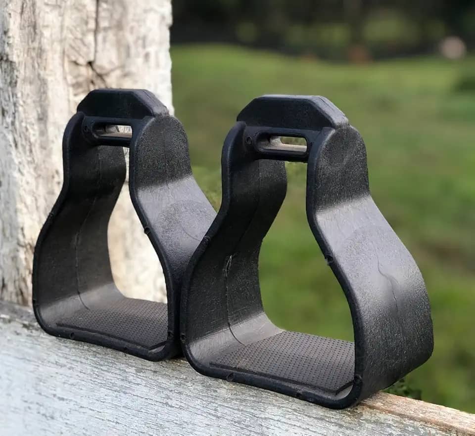 Estribo PVC preto para selas e arreios