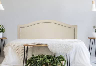 Cabeceira Casal Curva Luxo 140x60 Courino Off White - Tachas Fumê