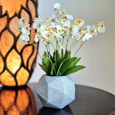 Orquídeas- Arranjo Maresias com orquídeas chuva de Ouro brancas com vaso cinza.