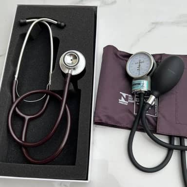 Kit Enfermagem Acadêmico Vinho Bordô Estetoscópio Esfigmo Ap de Pressão Com Bolsa P.A Med 2 Anos de Garantia