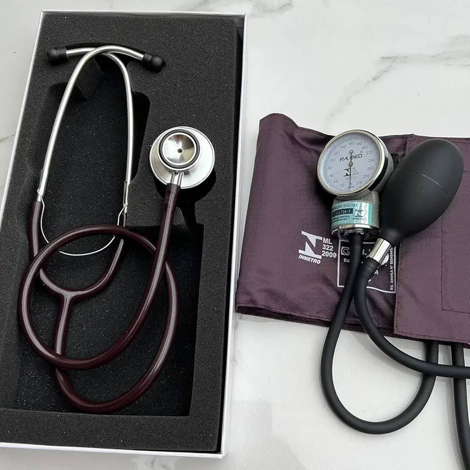 Kit Enfermagem Acadêmico Vinho Bordô Estetoscópio Esfigmo Ap de Pressão Com Bolsa P.A Med 2 Anos de Garantia