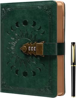 ZXHQ Diário de bloqueio com caneta, diário A5 de 240 páginas com fecho, borda marrom, recarregável, capa dura de couro (8,5 × 15 cm) verde escuro