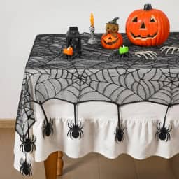 Windkream Caminho de mesa de Halloween de 152 x 213 cm, corredor de mesa de teia de aranha de renda preta com aranha rastejante, decorações góticas de Halloween para decoração de interiores de festa