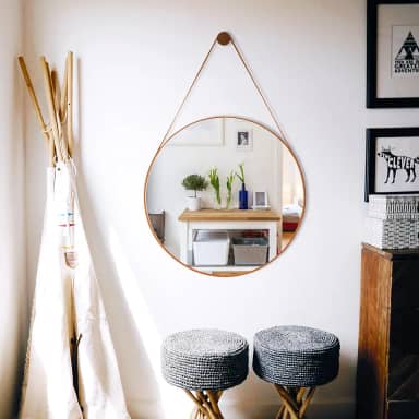 Espelho Decorativo Redondo 60cm Adnet Suspenso C/Alça Couro (Caramelo)