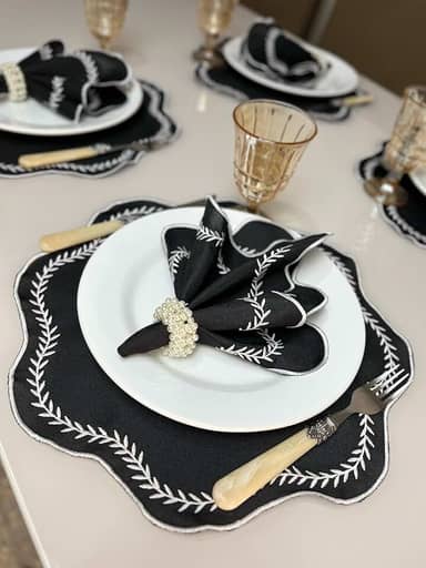 Kit Jogo Americano Paris Com Guardanapo Bordado Mesa Posta Sousplat (Preto Bord Branco, 4 Peças)