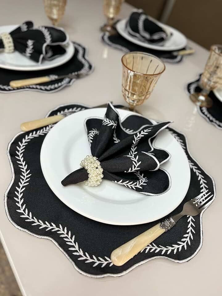 Kit Jogo Americano Paris Com Guardanapo Bordado Mesa Posta Sousplat (Preto Bord Branco, 4 Peças)