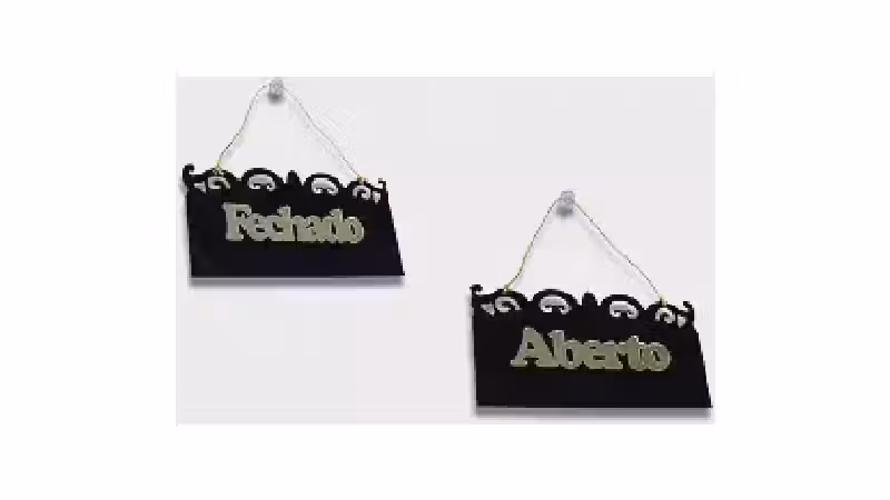 Qual a Melhor Placa de "Aberto/Fechado"? Acrílico vs. MDF