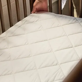 Protetor de colchão de berço orgânico de abacate — absorvente, respirável, lavável na máquina, feito com certificado seguro, algodão orgânico certificado GOTS, tamanho padrão de berço, 136 x 75 cm