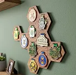 Porta Medalhas Modular Magnético Hexagonal – Organizador de Medalhas Decorativo com Ímã – Branco, Preto ou Amadeirado - Kit com 10 unidades