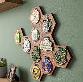 Porta Medalhas Modular Magnético Hexagonal – Organizador de Medalhas Decorativo com Ímã – Branco, Preto ou Amadeirado - Kit com 10 unidades
